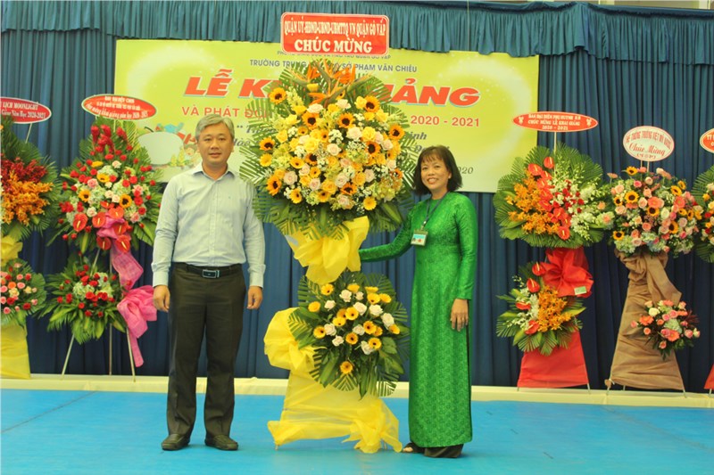 <a href="/tin-tuc-su-kien/khai-giang-nam-hoc-2020-2021/ct/12867/480445">Khai giảng năm học 2020 - 2021</a>